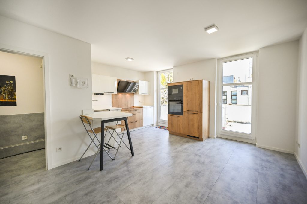 Immobilienangebot - Königswinter - Alle - Großzügige Maisonette-Wohnung mit zwei Balkonen, Einbauküche und TG-Stellplatz in direkter Rheinlage