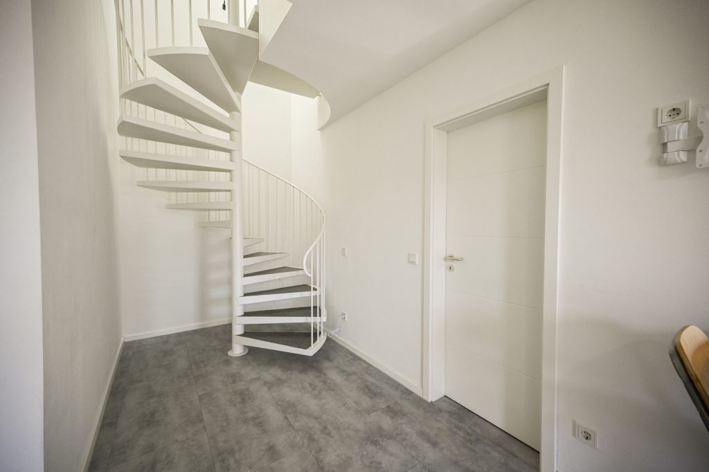 Immobilienangebot - Königswinter - Alle - Großzügige Maisonette-Wohnung mit zwei Balkonen, Einbauküche und TG-Stellplatz in direkter Rheinlage