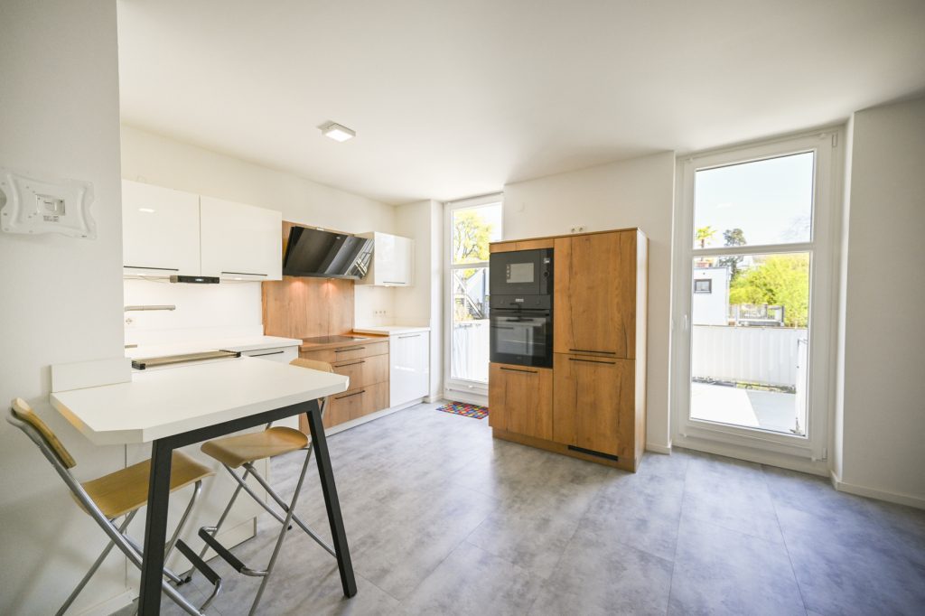 Immobilienangebot - Königswinter - Alle - Großzügige Maisonette-Wohnung mit zwei Balkonen, Einbauküche und TG-Stellplatz in direkter Rheinlage