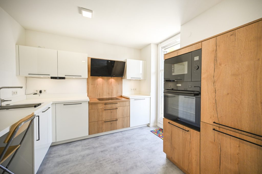 Immobilienangebot - Königswinter - Alle - Großzügige Maisonette-Wohnung mit zwei Balkonen, Einbauküche und TG-Stellplatz in direkter Rheinlage
