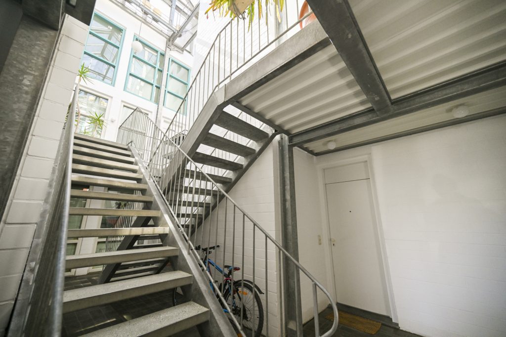 Immobilienangebot - Königswinter - Alle - Großzügige Maisonette-Wohnung mit zwei Balkonen, Einbauküche und TG-Stellplatz in direkter Rheinlage