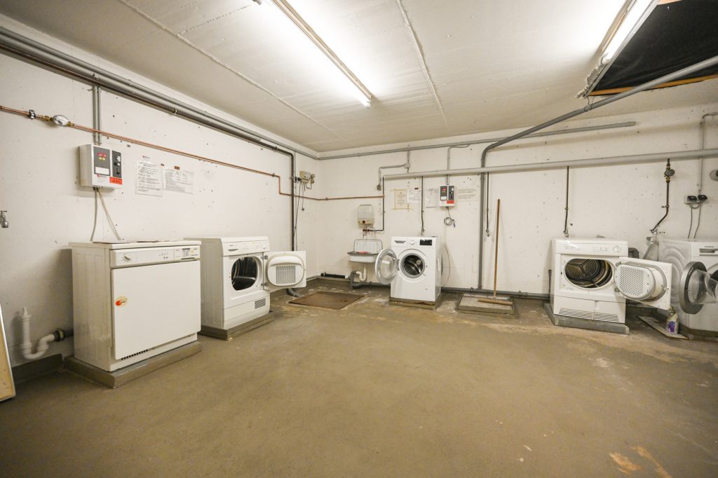 Immobilienangebot - Königswinter - Alle - Großzügige Maisonette-Wohnung mit zwei Balkonen, Einbauküche und TG-Stellplatz in direkter Rheinlage