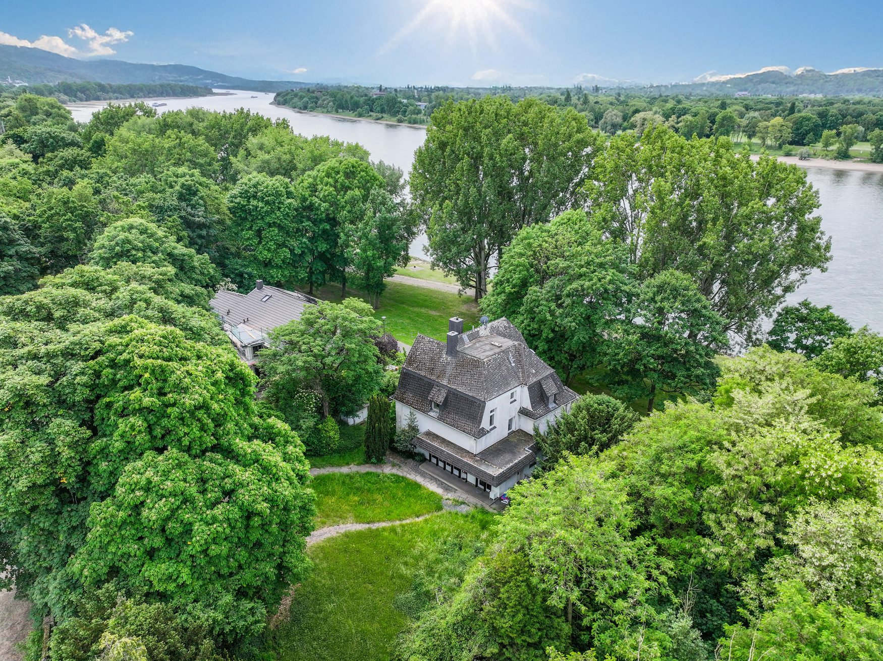 Immobilienangebot - Bonn - Alle - Ehemalige Direktorenvilla auf einzigartigem Grundstück (1605 m²) in 1. Rheinlage von Bonn-Oberkassel
