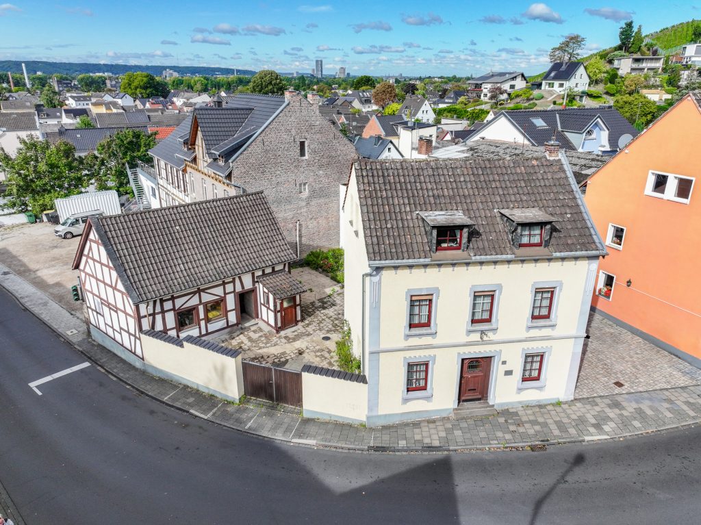 Immobilienangebot - Königswinter - Alle - Vermietetes Einfamilienhaus mit Fachwerkscheune zur Modernisierung in Königswinter-Oberdollendorf
