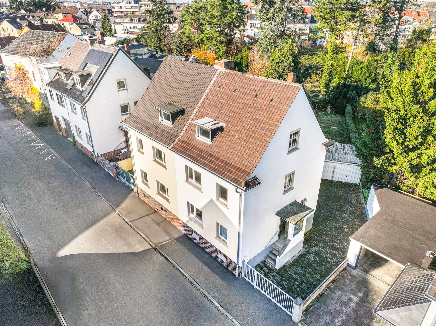 Immobilienangebot - Bonn / Beuel-Mitte - Alle - Charmante Doppelhaushälfte auf großzügigem Grundstück in bevorzugter Lage von Bonn - Beuel