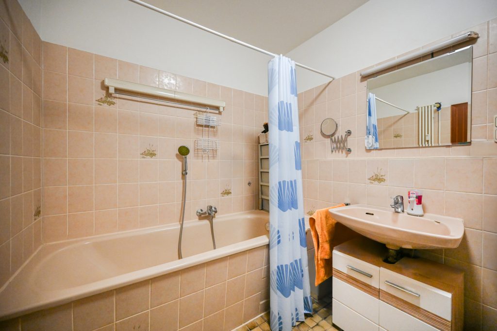 Immobilienangebot - Bonn / Oberkassel - Alle - Gepflegte 2-Zimmer-Wohnung mit Balkon und TG-Stellplatz in bevorzugter Lage von Bonn - Oberkassel