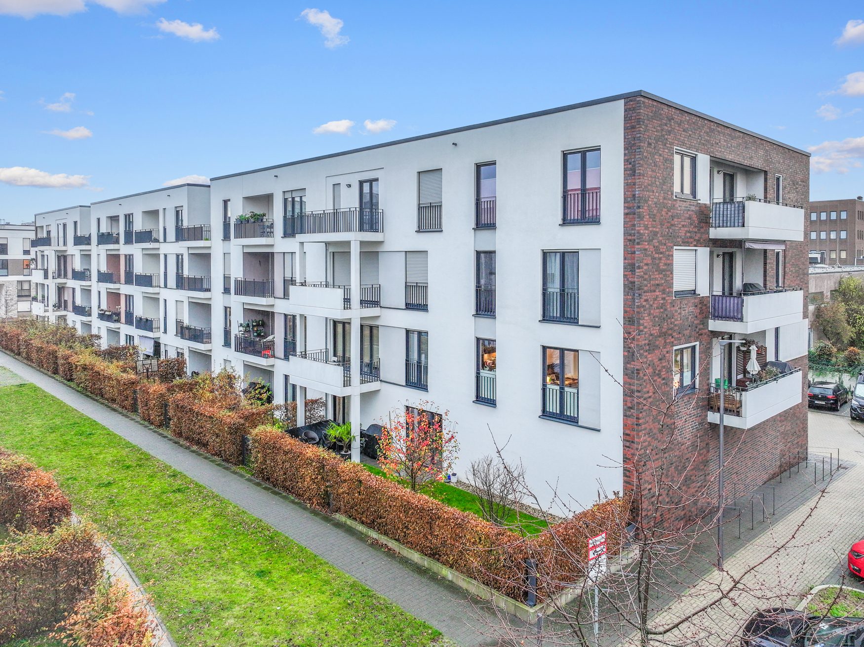 Immobilienangebot - Düsseldorf / Heerdt - Alle - Moderne 4-Zimmer-Wohnung mit 2 Balkonen & TG-Stellplatz, auf 2 Jahre befristet in Düsseldorf-Heerdt