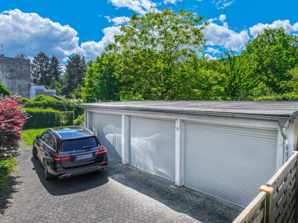 Immobilienangebot - Bonn - Alle - Gepflegte 3-Zimmer-DG-Wohnung mit Sonnenbalkon und PKW-Garage in beliebter Lage von Bonn - Kessenich