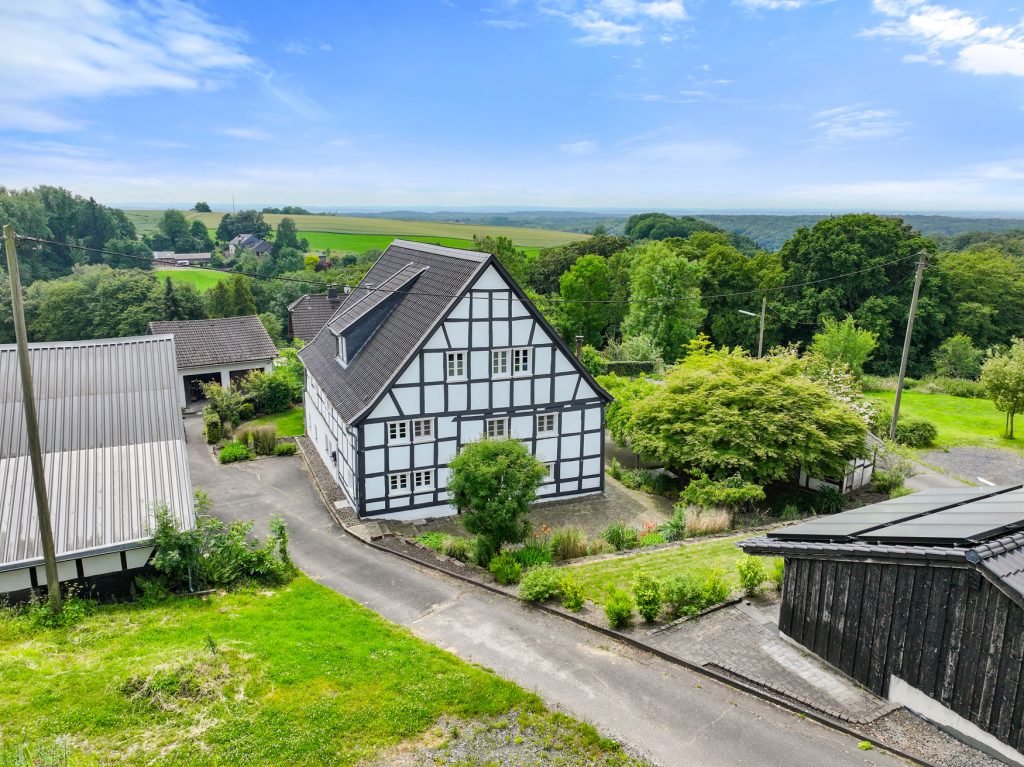 Immobilienangebot - Lohmar - Alle - Historisches Fachwerkanwesen auf einem weitläufigen Grundstück mit Weitblick in idyllischer Lage