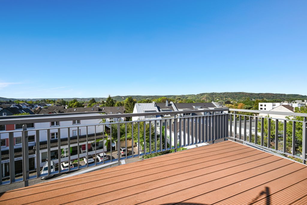 Immobilienangebot - Bad Honnef - Alle - Exklusive Dachgeschosswohnung mit Einbauküche und großem Sonnenbalkon inkl. Panoramablick im Zentrum