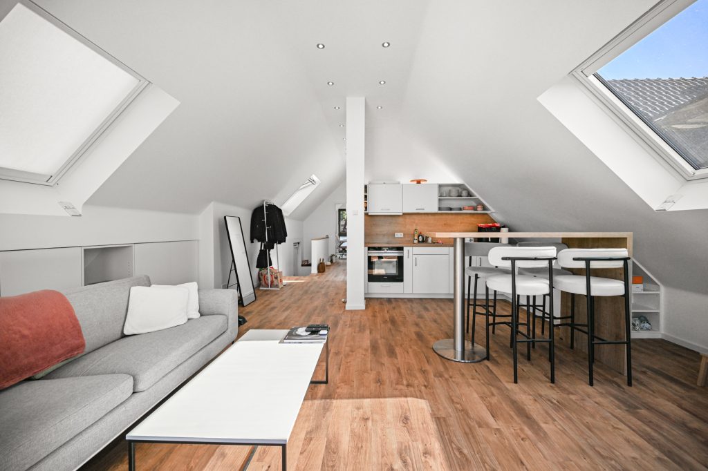 Immobilienangebot - Bad Honnef - Alle - Exklusive Dachgeschosswohnung mit Einbauküche und großem Sonnenbalkon inkl. Panoramablick im Zentrum