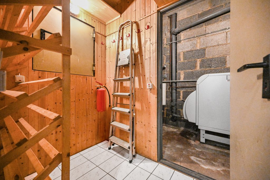 Immobilienangebot - Wachtberg - Alle - Großzügiges, gepflegtes Zweifamilienhaus mit Garage und Saunahaus am Bach in Wachtberg - Kürrighoven
