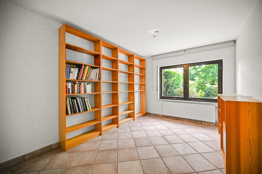 Immobilienangebot - Wachtberg - Alle - Großzügiges, gepflegtes Zweifamilienhaus mit Garage und Saunahaus am Bach in Wachtberg - Kürrighoven