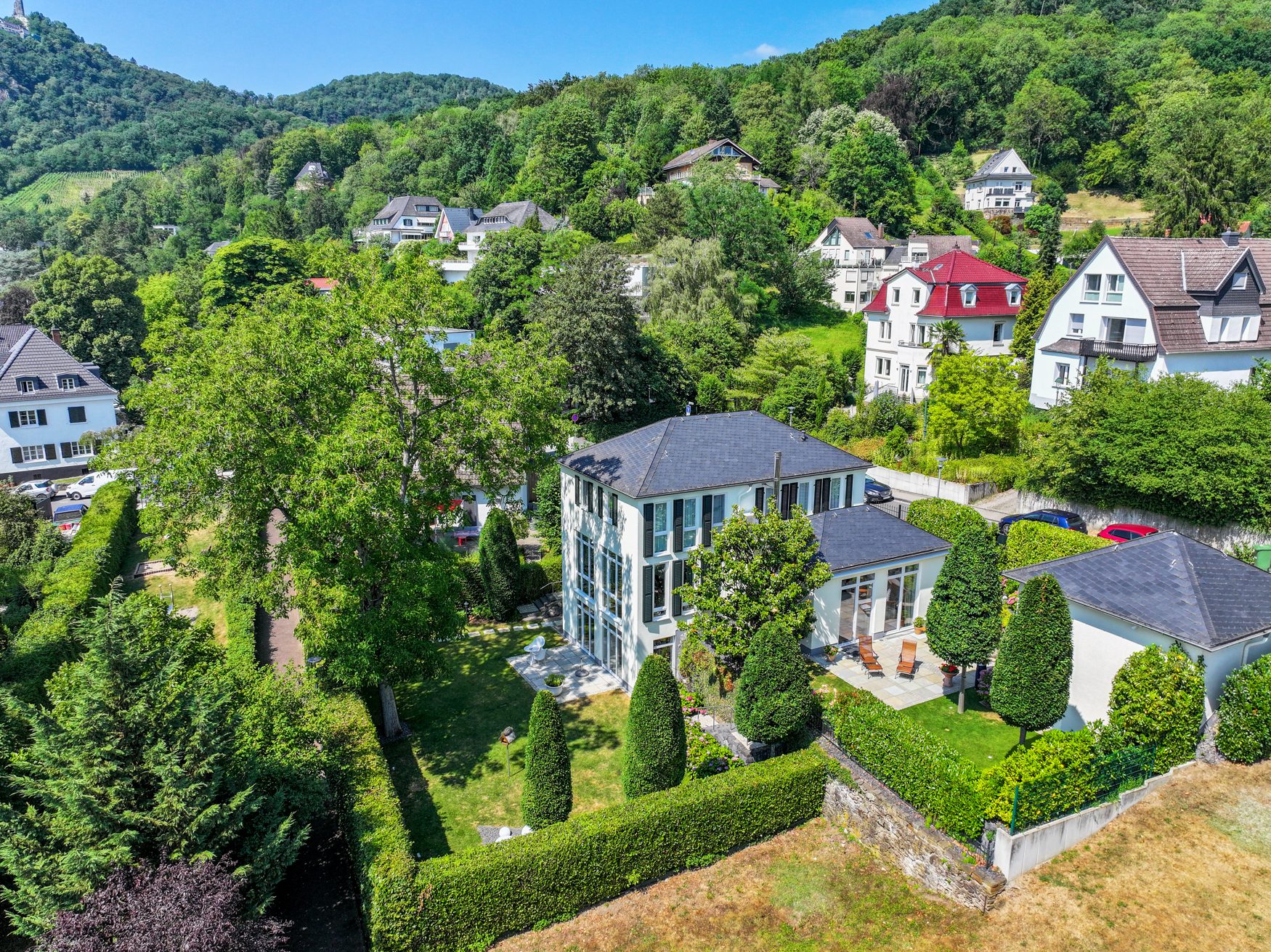 Immobilienangebot - Bad Honnef - Alle - Exklusive Villa mit Einliegerwohnung/Büro & Doppelgarage auf traumhaftem Grundstück in Rhöndorf