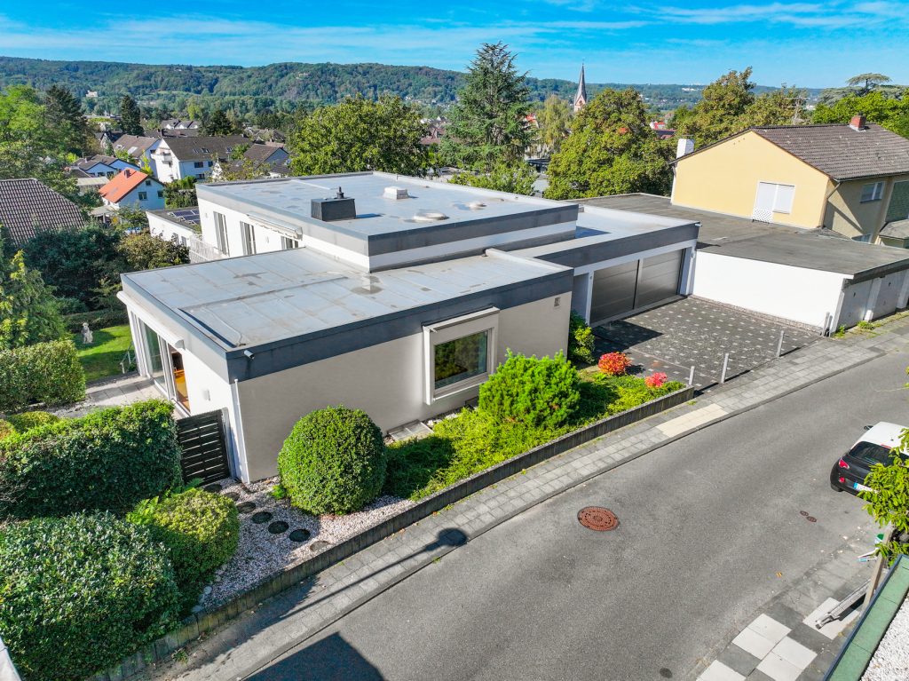 Immobilienangebot - Bad Honnef - Alle - Freistehendes Zweifamilienhaus mit Fernblick und PKW-Doppelgarage in Top-Lage von Bad Honnef