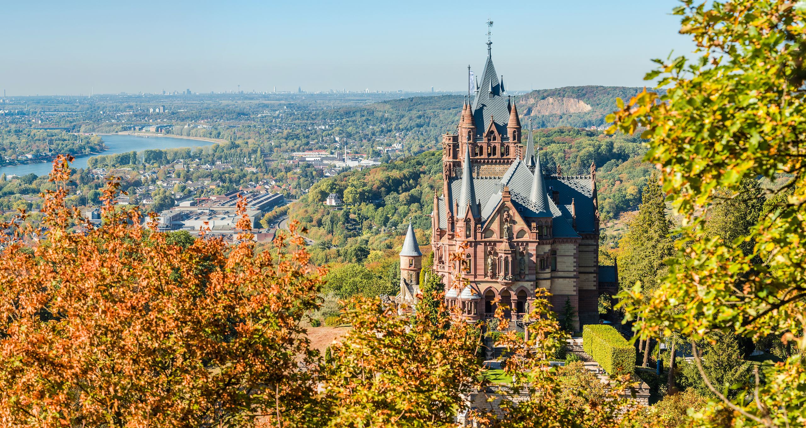 Schloss Drachenburg mit Blick auf Bonn im Herbst – Becker Immobilien Bonn Rhein-Sieg