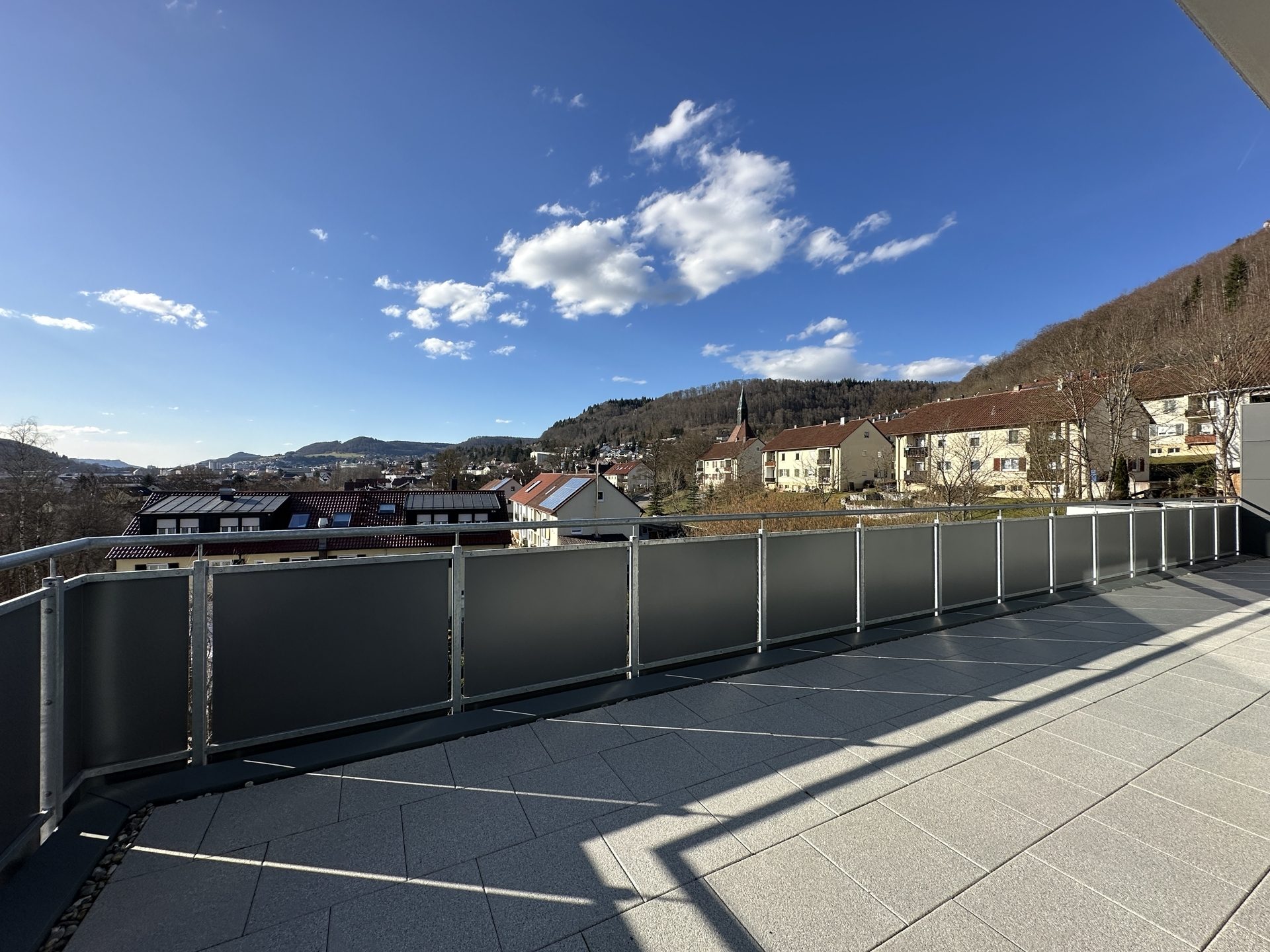 Immobilienangebot - Albstadt - Alle - Atemberaubender Fernblick, sonnige Dachterrasse, großer Wohn/Essbereich, Tageslichtbad, ruhige Lage!