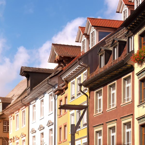 Häuserzug in Villingen-Schwenningen. Beim verkauf sollte man die Spekulationssteuer im Blick behalten.