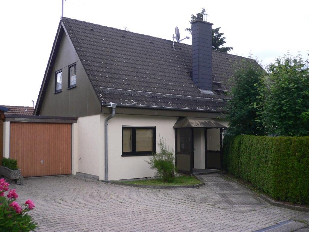 Immobilienangebot - Villingen-Schwenningen - Alle - Mit 5 Zimmer, 2 Bäder, Kaminofen und schönem Grundstück: freistehendes 1-Fam.-Haus in VS-Schwenningen