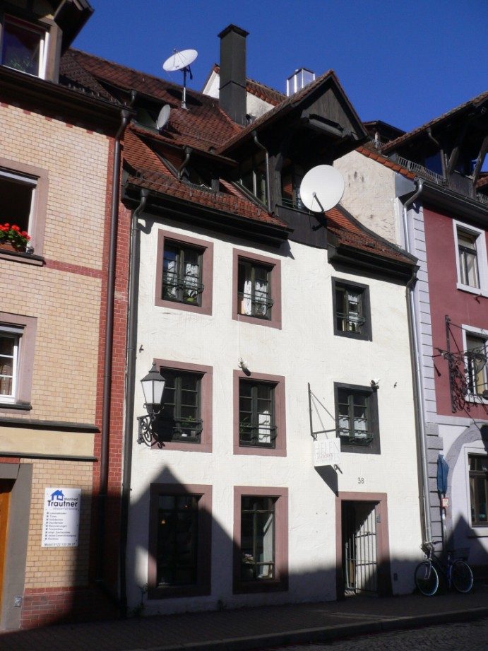 Immobilienangebot - Villingen-Schwenningen - Alle - Balkon möglich: Mit neuer Heizung, neuen Laminatböden und 100 m² Grundfläche für nur EUR 99.500,--
Schicke 4-Zimmer Maisonette Wohnung!