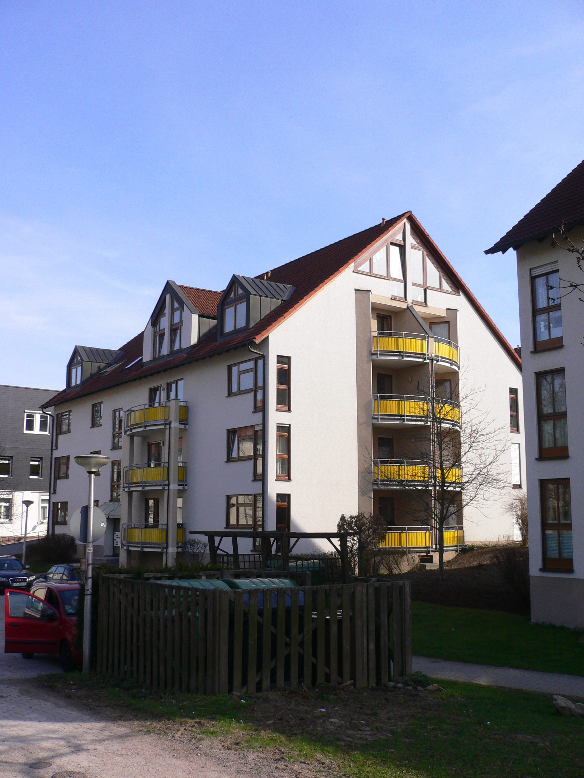 Immobilienangebot - Villingen-Schwenningen - Alle - Gut vermietet: VL-Warenberg: Schicke 4- Zi.-Maisonette-Whg., Bj 1995 mit 2 Bäder, Empore, Balkon und TG-Platz