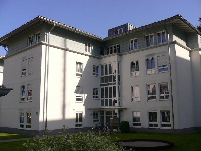 Immobilienangebot - Villingen-Schwenningen - Alle - Fast wie neu: Bj 2001 in bester Lage am Eisweiher mit Tageslichtbad, Süd-Balkon, Aufzug, Parkettböden und Tiefgaragenplatz.