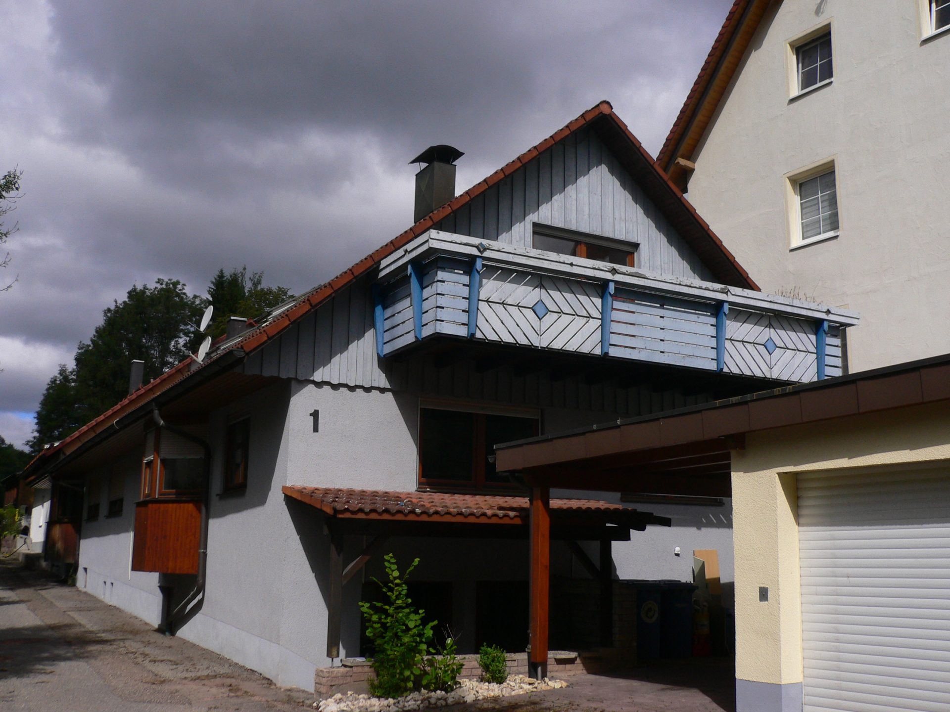 Immobilienangebot - Niedereschach-Fischbach - Alle - Mit Terrasse, Balkon, Schwedenofen, Garage, Carport, 5,5-Zimmer mit 148 m² auf 2 Ebenen + Büro!