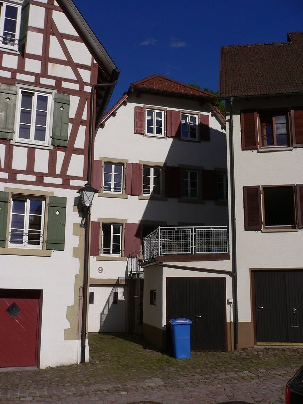 Immobilienangebot - Schiltach - Alle - Top-Zustand: Mit eigenem Eingang, sonnigem Freisitz, Tageslichtbad, Laminatböden, Garage und herrlichem Blick auf die Altstadt