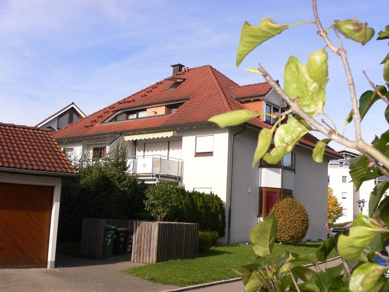 Immobilienangebot - Villingen-Schwenningen - Alle - Mit Tageslichtbad, großer Südwest-Loggia + ausgeb. Speicher: Exklusive 4,5-Zim.-Dachwohnung mit 108,5 m² Wfl. Bj. 1993 inkl. TG-Platz.