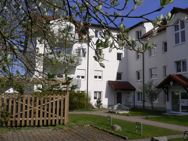 Immobilienangebot - Villingen-Schwenningen - Alle - Baujahr 1997:frisch renoviert mit 2 großen Kinderzimmern, Balkon, Aufzug und Tiefgarage Nähe neues Klinikum VS.