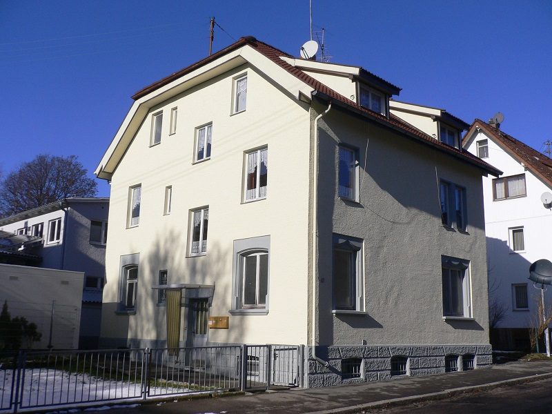 Immobilienangebot - Villingen-Schwenningen - Alle - Mit 3 Wohnungen, 4 Garagen, Büro-Anbau, Garten, Gas-Zentralheizung und fast 800 m² Grst. in VS-Schwenningen!