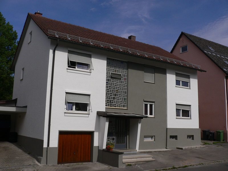 Immobilienangebot - Villingen-Schwenningen - Alle - Großes 3-Fam.-Haus mit noch ausbaubarem DG: Frisch renoviert mit 2 Garagen und PKW-Stellplatz