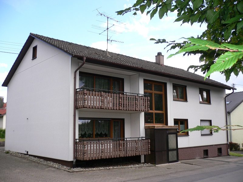 Immobilienangebot - Brigachtal-Kirchdorf - Alle - Schönes 3-Familien-Haus mit 4 Garagen; Dachgeschoss noch ausbaubar.