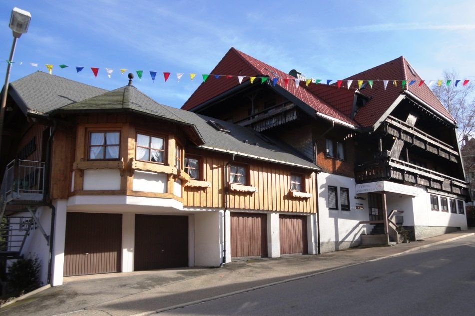 Immobilienangebot - Schonach - Alle - Mit 2 zusätzl. Schlafkojen, direkt am Kurpark: gemütliche 2-Zimmer-Dachwohnung teilmöbliert im schönen Schwarzwald!