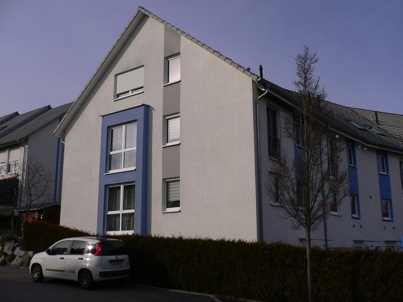 Immobilienangebot - Villingen-Schwenningen - Alle - Das besondere Reihen-Eckhaus: Baujahr 2002 mit 126 m² Wohnfläche + DG ausbaubar, Garten, Terrasse, großer Garage!