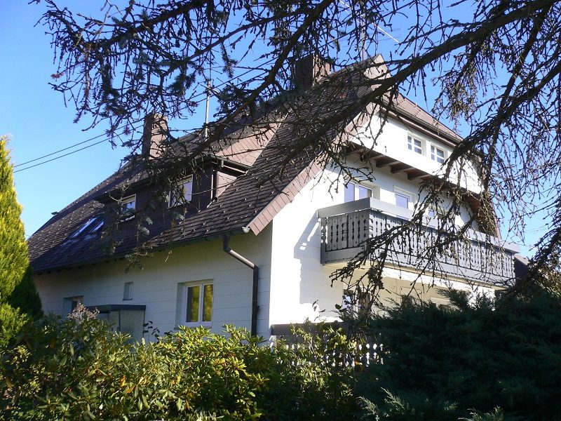 Immobilienangebot - Königsfeld-Weiler - Alle - Sofort beziehbar! Ohne Renovierungsarbeiten! Neue Bäder, neue Türen, neue Fenster, neue Böden etc.! Mit 3 Garagen + 10 Zimmer