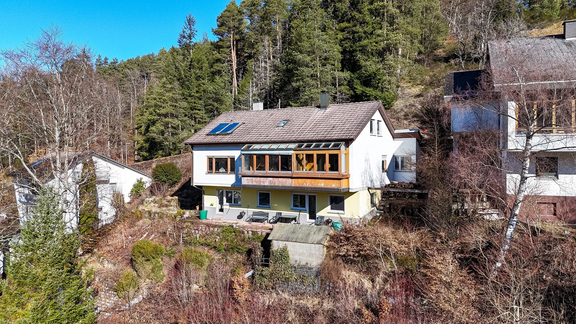 Immobilienangebot - Tennenbronn / Tennenbronn - Alle - Großes 1-Familienhaus mit herrlichem Talblick - ruhige, sonnige Hanglage!