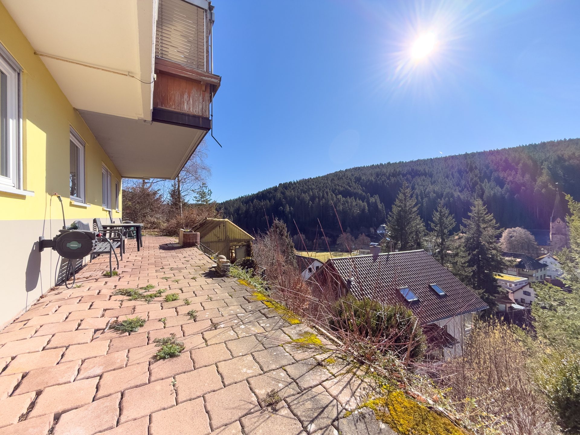 Immobilienangebot - Tennenbronn / Tennenbronn - Alle - Großes 1-Familienhaus mit herrlichem Talblick - ruhige, sonnige Hanglage!
