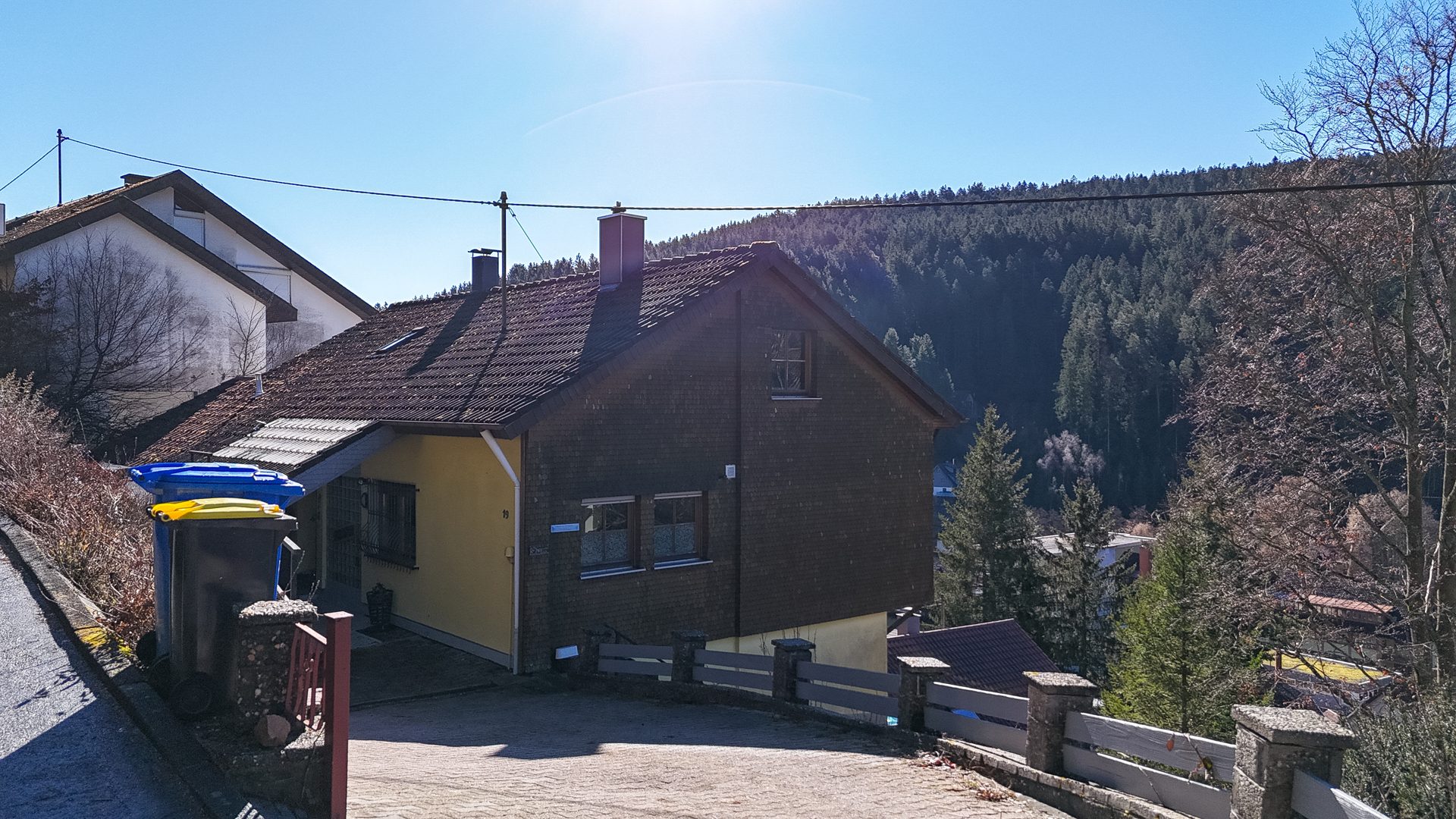 Immobilienangebot - Tennenbronn / Tennenbronn - Alle - Großes 1-Familienhaus mit herrlichem Talblick - ruhige, sonnige Hanglage!