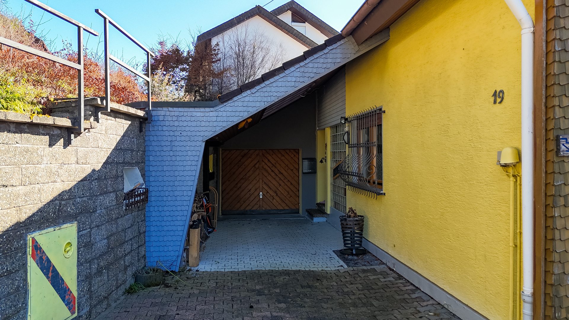 Immobilienangebot - Tennenbronn / Tennenbronn - Alle - Großes 1-Familienhaus mit herrlichem Talblick - ruhige, sonnige Hanglage!