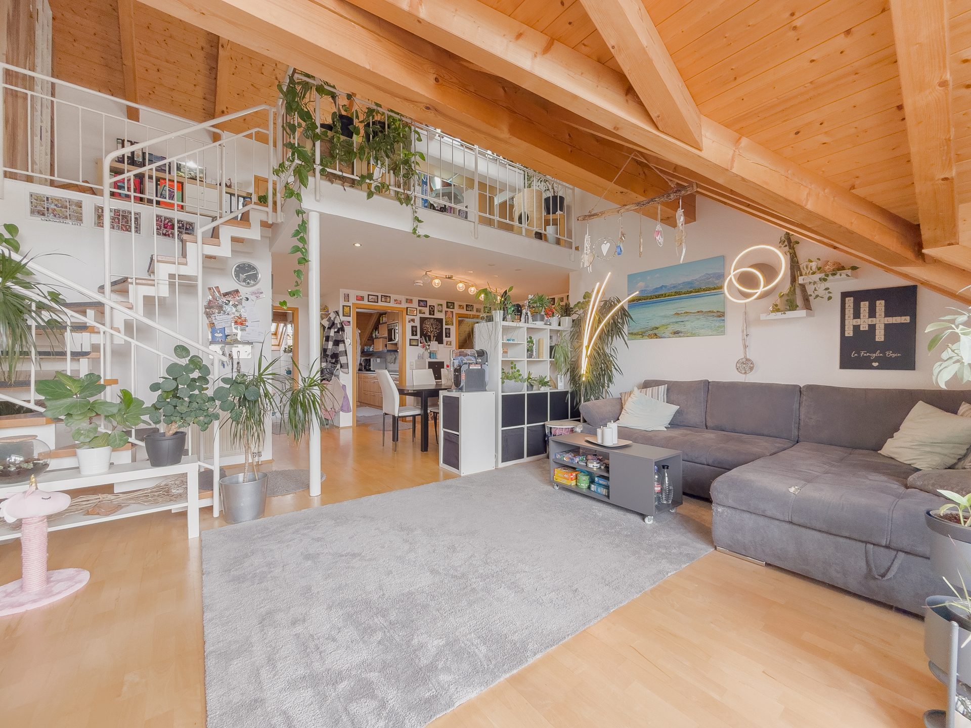Immobilienangebot - Niedereschach - Alle - Ein Zuhause auf zwei Ebenen:
4,5-Zimmer-Galeriewohnung mit Balkon in gepflegter Wohnanlage