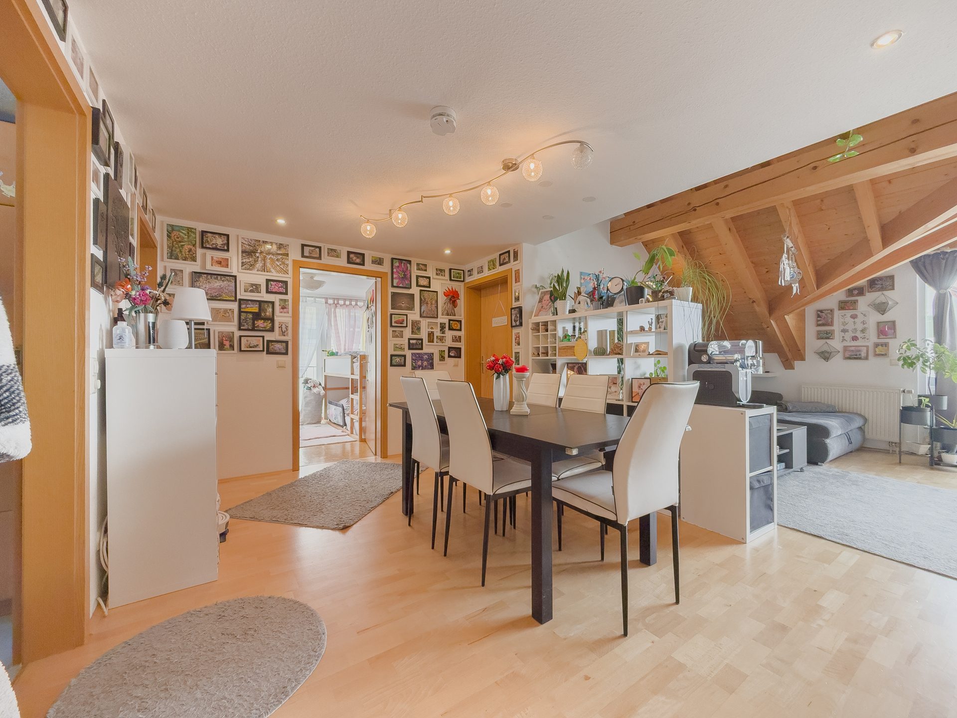 Immobilienangebot - Niedereschach - Alle - Ein Zuhause auf zwei Ebenen:
4,5-Zimmer-Galeriewohnung mit Balkon in gepflegter Wohnanlage