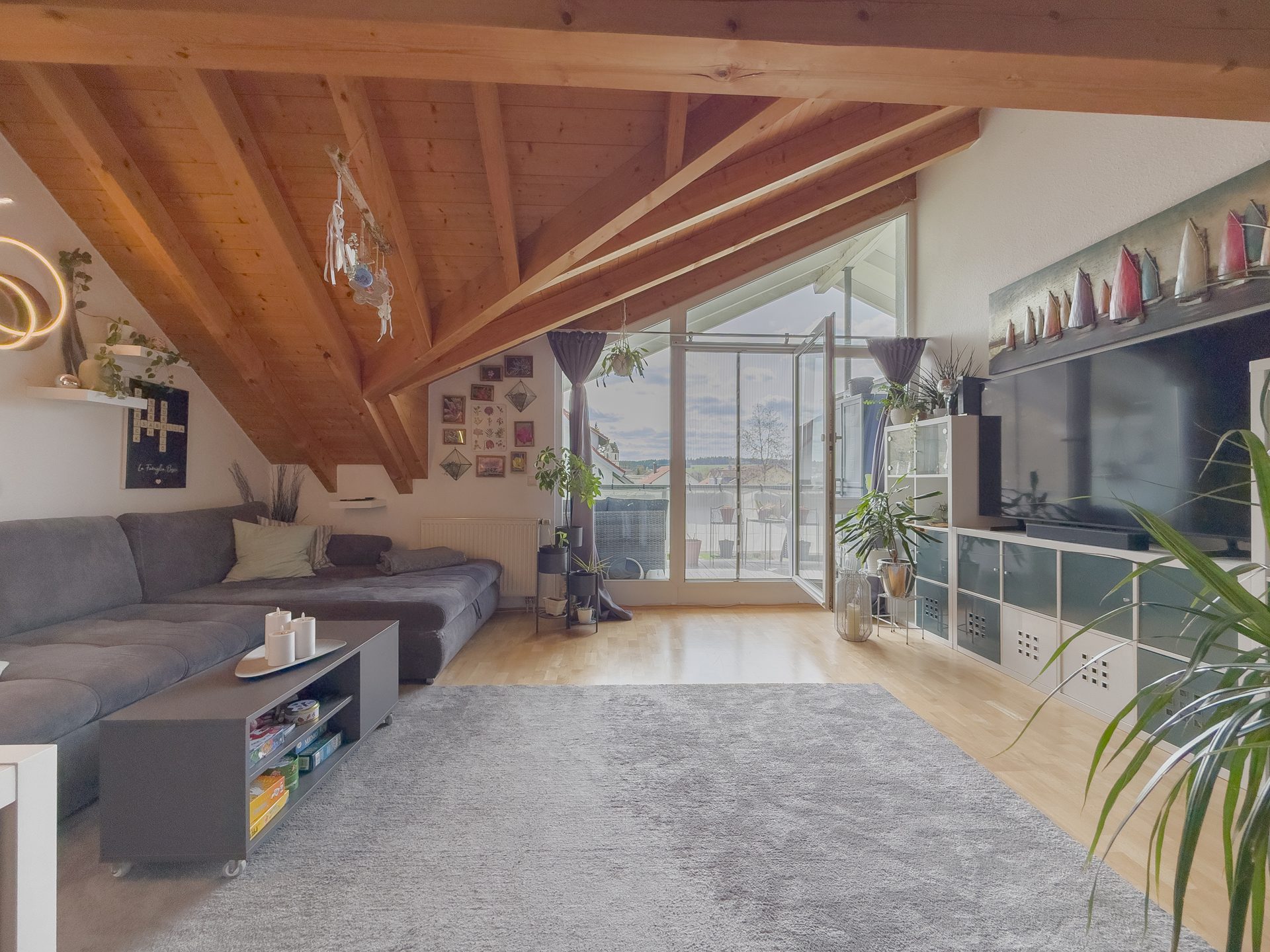 Immobilienangebot - Niedereschach - Alle - Ein Zuhause auf zwei Ebenen:
4,5-Zimmer-Galeriewohnung mit Balkon in gepflegter Wohnanlage