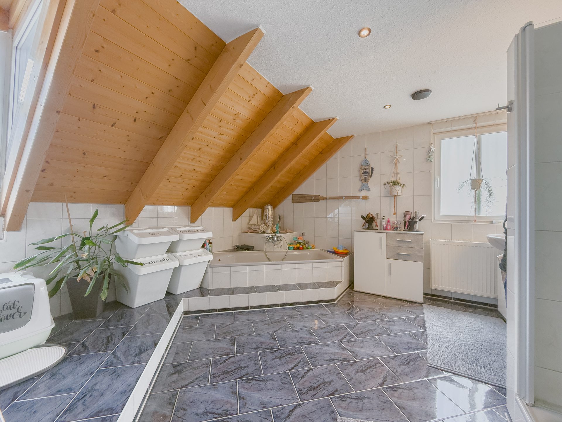 Immobilienangebot - Niedereschach - Alle - Ein Zuhause auf zwei Ebenen:
4,5-Zimmer-Galeriewohnung mit Balkon in gepflegter Wohnanlage