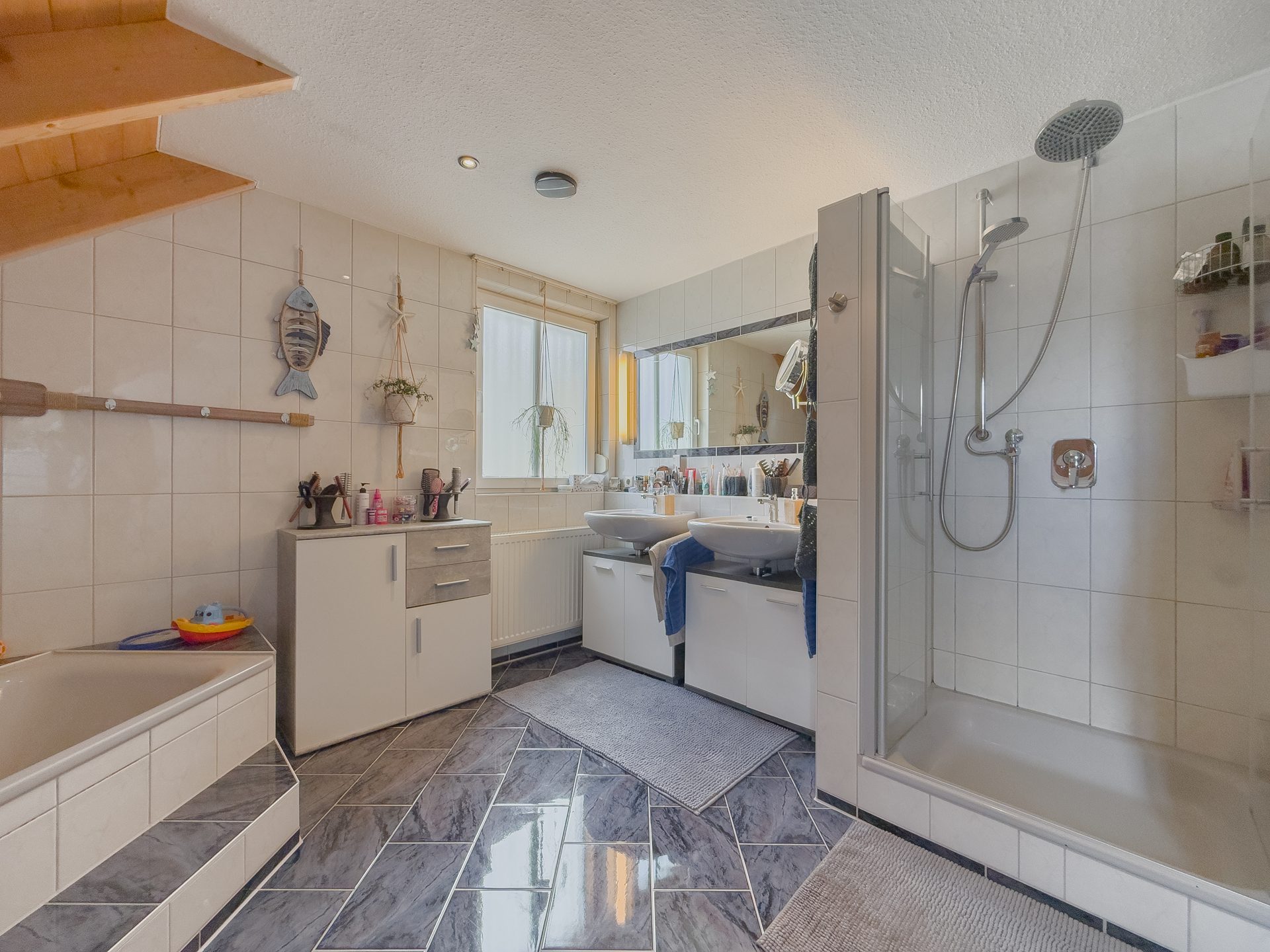 Immobilienangebot - Niedereschach - Alle - Ein Zuhause auf zwei Ebenen:
4,5-Zimmer-Galeriewohnung mit Balkon in gepflegter Wohnanlage