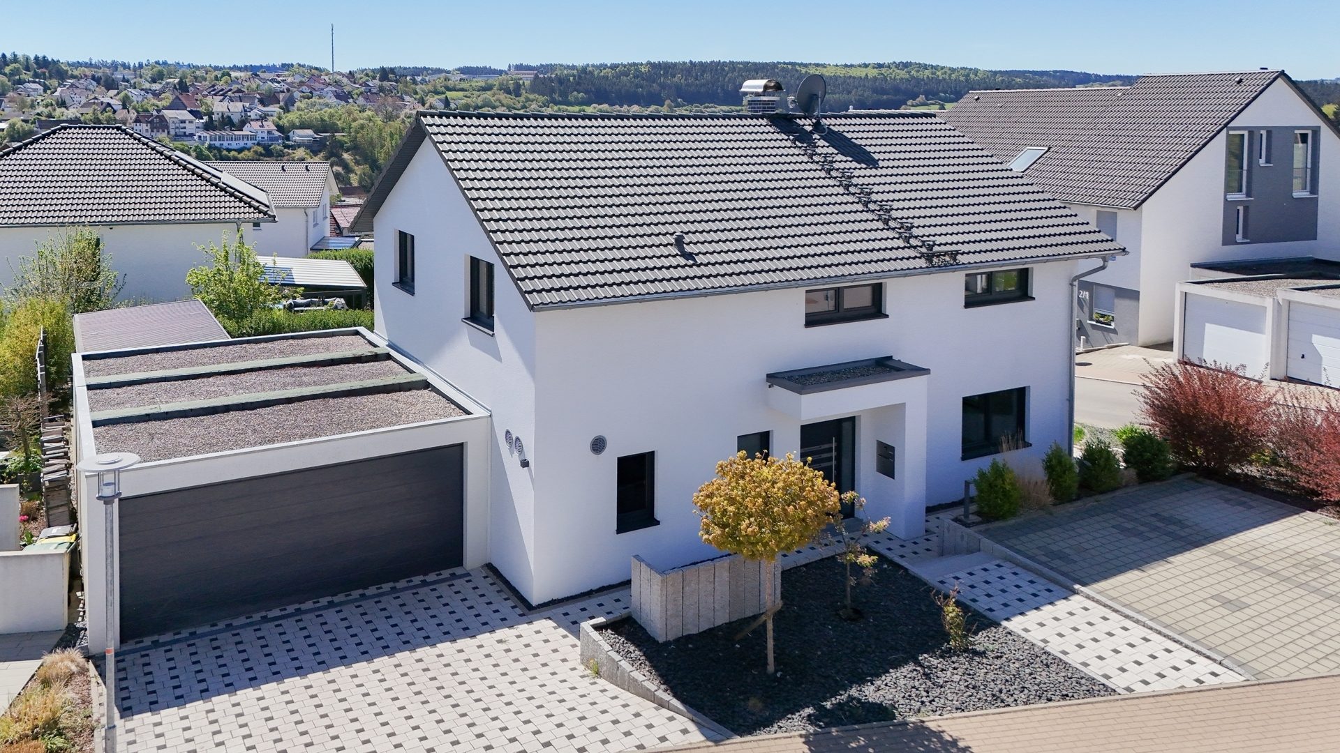 Immobilienangebot - Niedereschach - Alle - Fernblick & große Sonnenterrasse: Mit Doppelgarage, 2 Bädern, Kaminofen, PV-Anlage, EBK, bezugsfrei!