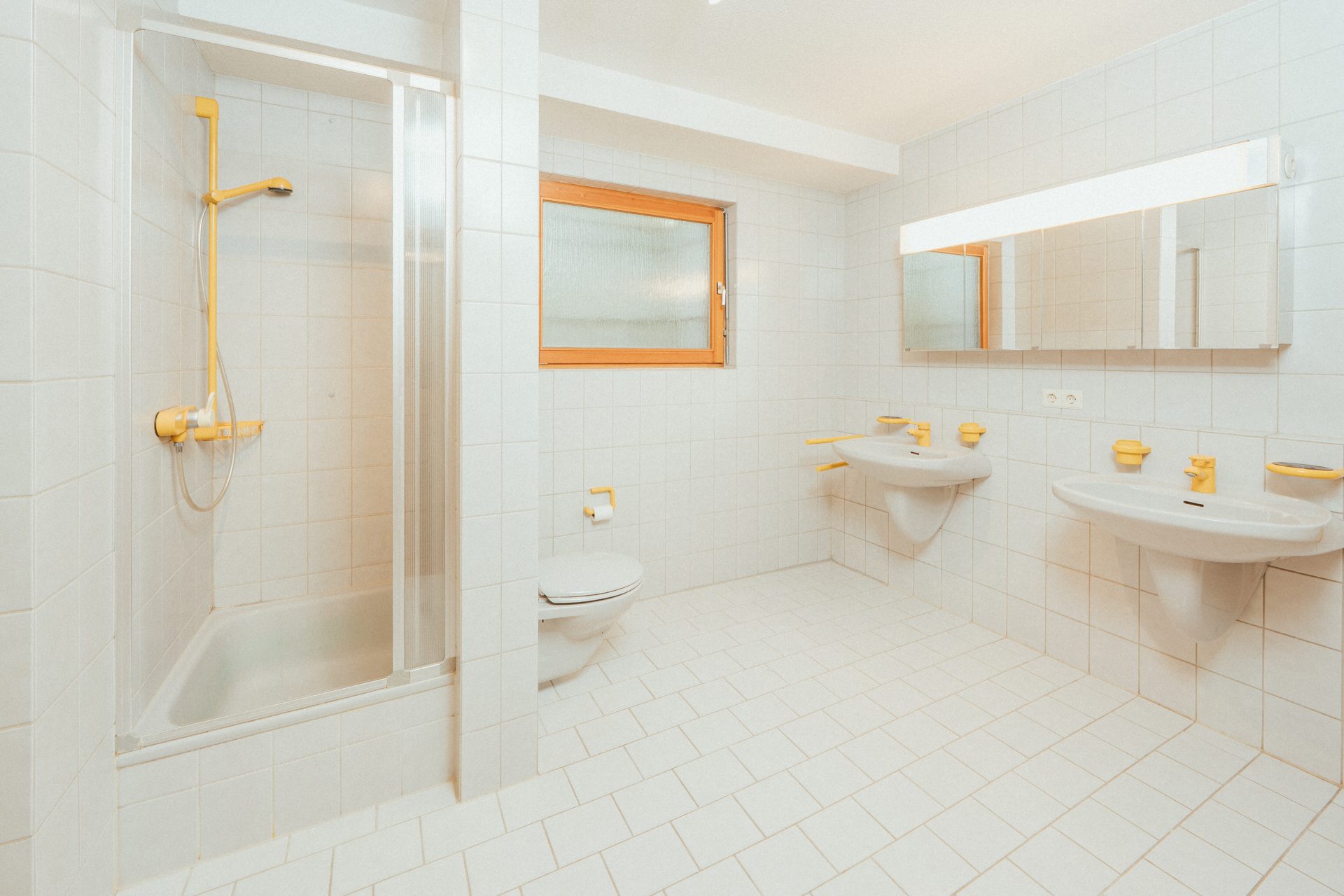 14 Badezimmer – Terrassenebene 1.UG Immobilienangebot - Villingen-Schwenningen - Alle - Architektenvilla mit Panoramablick -
Drei Hauszugängen, Privatsphäre und Waldrandlage