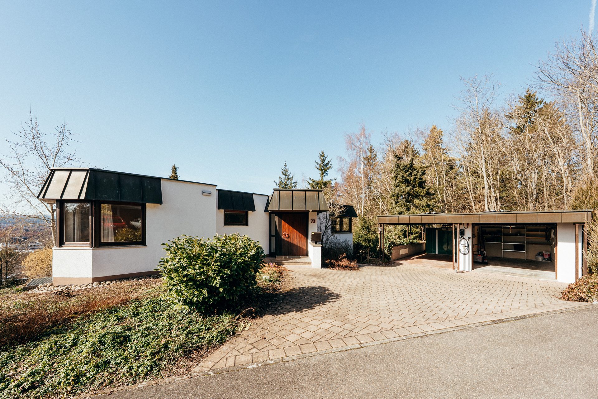 22 Außenansicht Einfahrt mit Garage & Carport Immobilienangebot - Villingen-Schwenningen - Alle - Architektenvilla mit Panoramablick -
Drei Hauszugängen, Privatsphäre und Waldrandlage