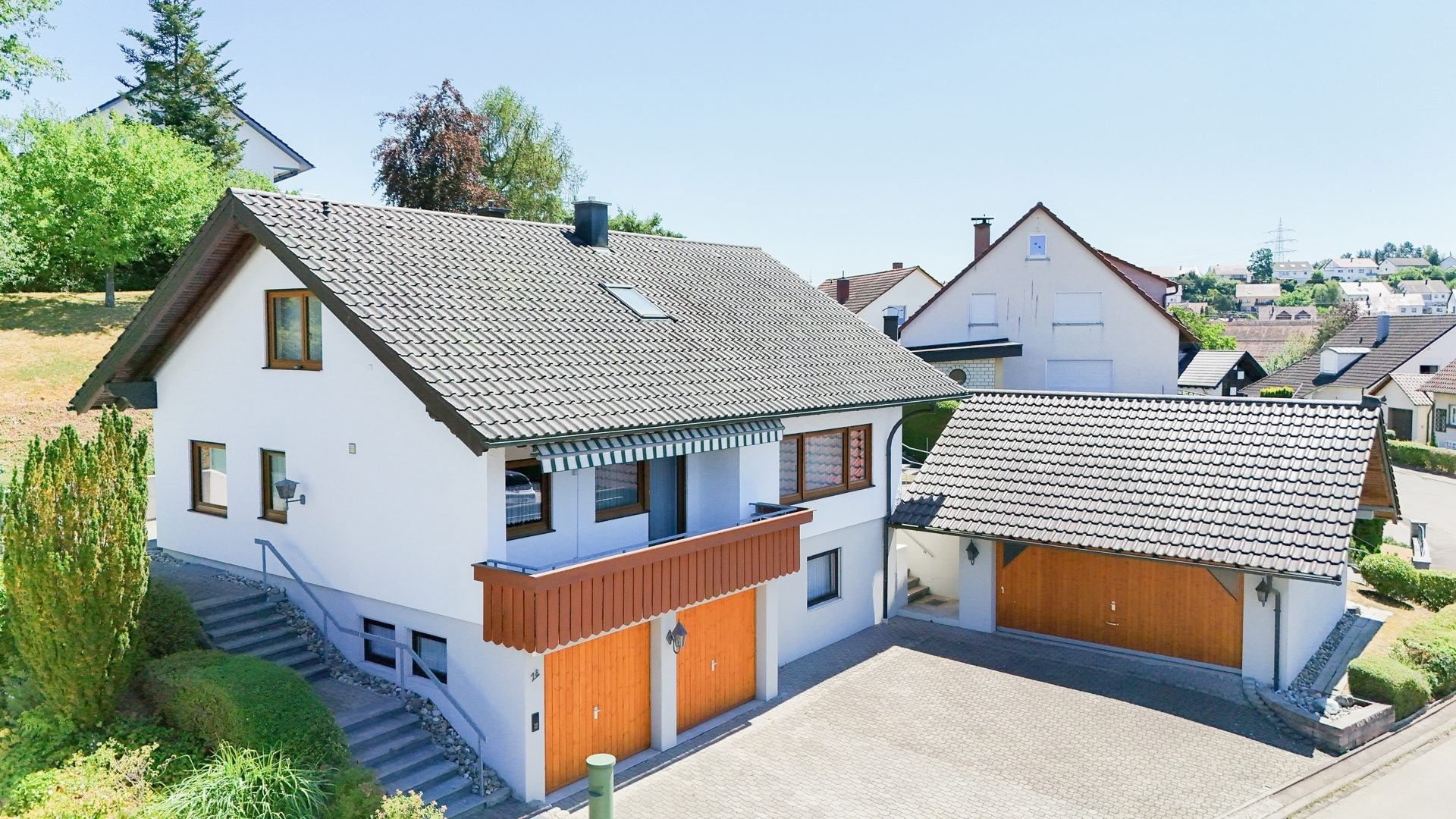 Immobilienangebot - Geislingen - Alle - Top gepflegt in bevorzugter Wohnlage: 4 Garagen, 2 Balkone, Garten, Hobbyraum, ELW mögl., bezugsfrei