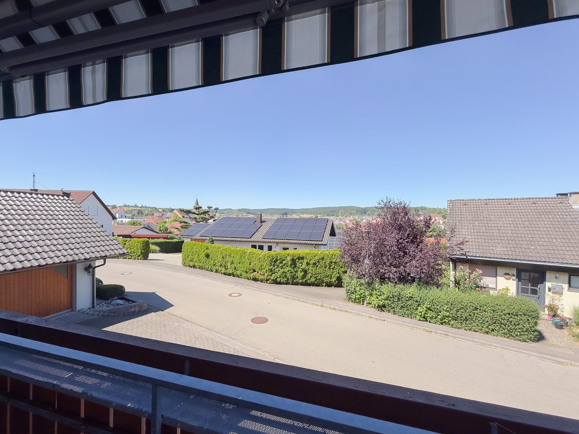 Ausblick-Balkon-EG Immobilienangebot - Geislingen - Alle - Top gepflegt in bevorzugter Wohnlage: 4 Garagen, 2 Balkone, Garten, Hobbyraum, ELW mögl., bezugsfrei